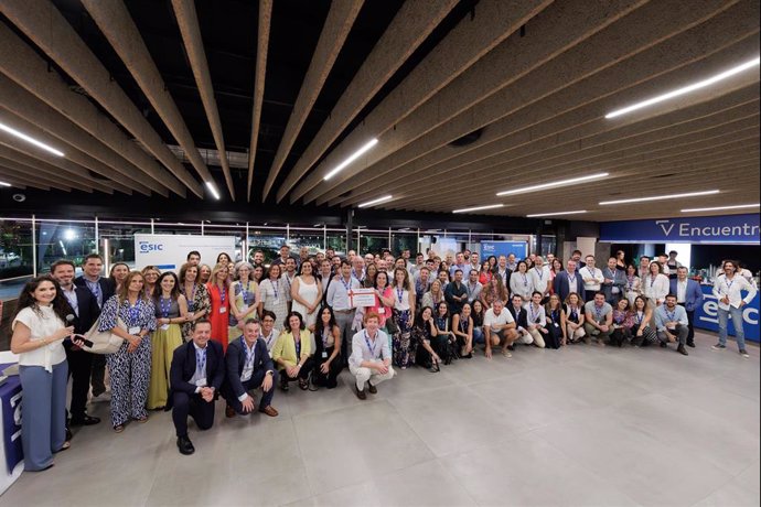 Foto de familia del encuentro de antiguos alumnos organizado por ESIC Sevilla.