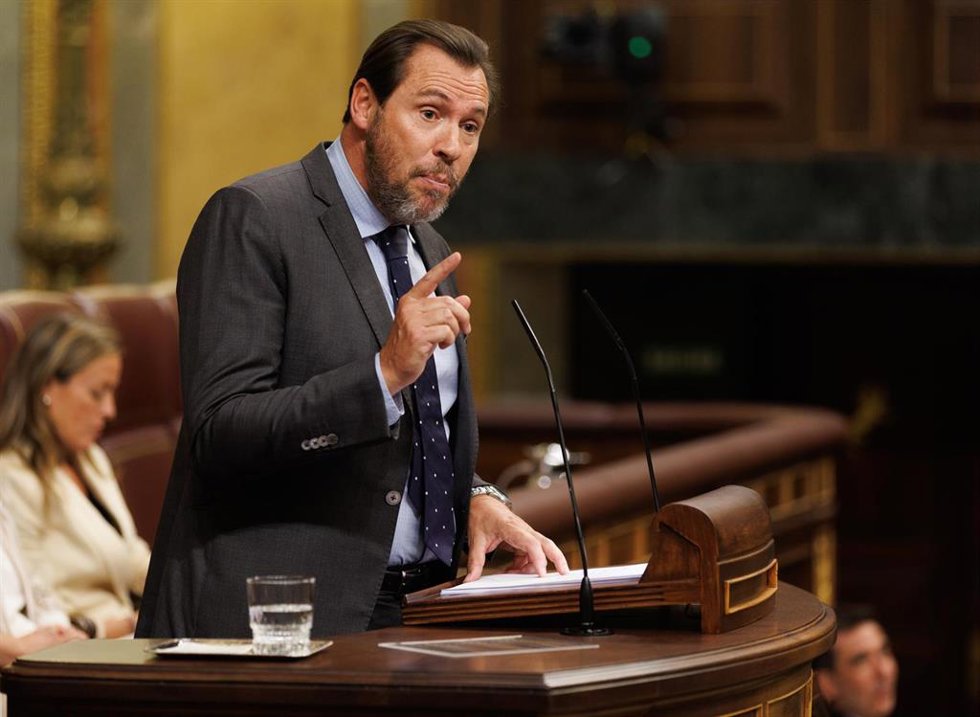 El diputado y secretario general del PSOE de Valladolid, Óscar Puente, interviene durante la primera sesión del debate de investidura en el Congreso