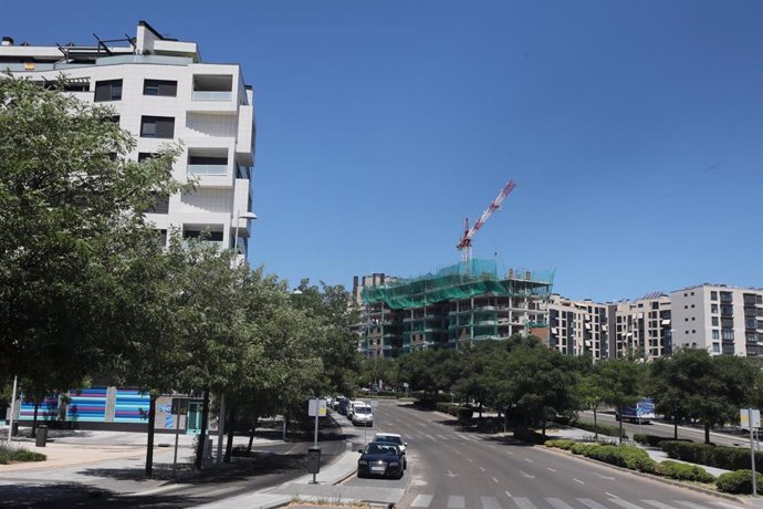 Archivo - Edificio en construcción en Madrid.