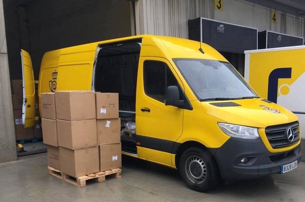 Archivo - Furgón de reparto de Correos