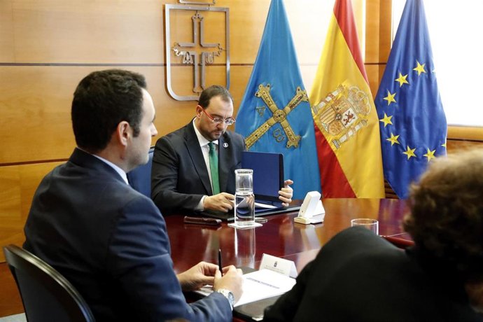 Adrián Barbón durante la reunión del Consejo de Gobierno.