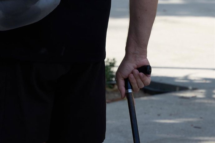 Archivo - Una persona mayor sujeta un bastón en el Parque de El Retiro, a 26 de agosto de 2023, en Madrid (España). El Instituto Nacional de Estadística (INE) ha revelado los datos de nacimientos producidos en todo el país durante el primer cuatrimestre