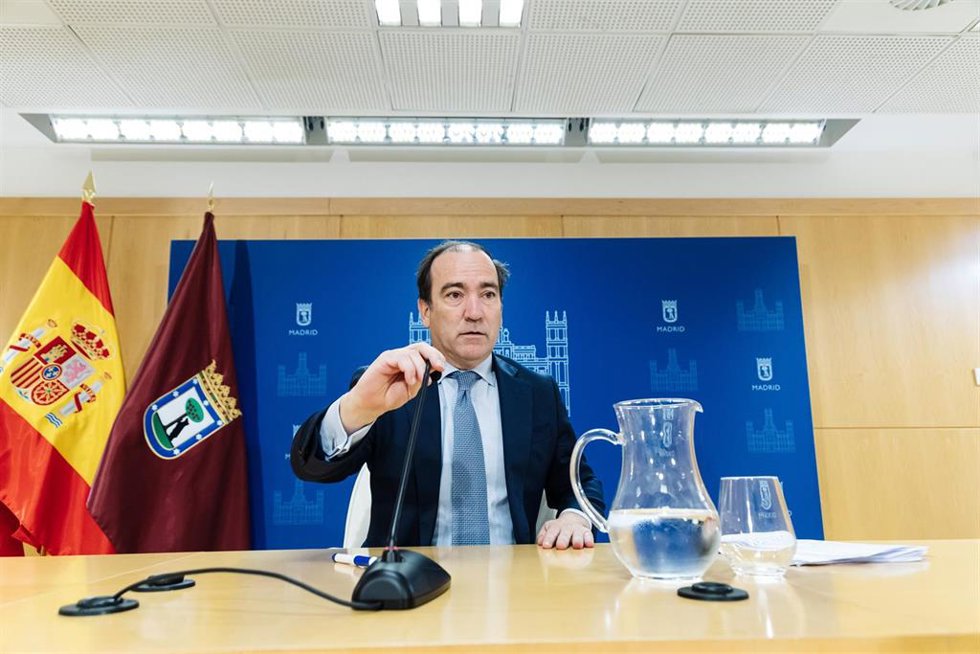 El delegado de Urbanismo, Medio Ambiente y Movilidad, Borja Carabante, durante una rueda de prensa tras la reunión de la Junta de Gobierno de la ciudad de Madrid, en el Palacio de Cibeles, a 29 de septiembre de 2023, en Madrid (España).