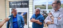 Los responsables del sindicato UGT en la inauguración de la exposición 'El alma de la fruta'.