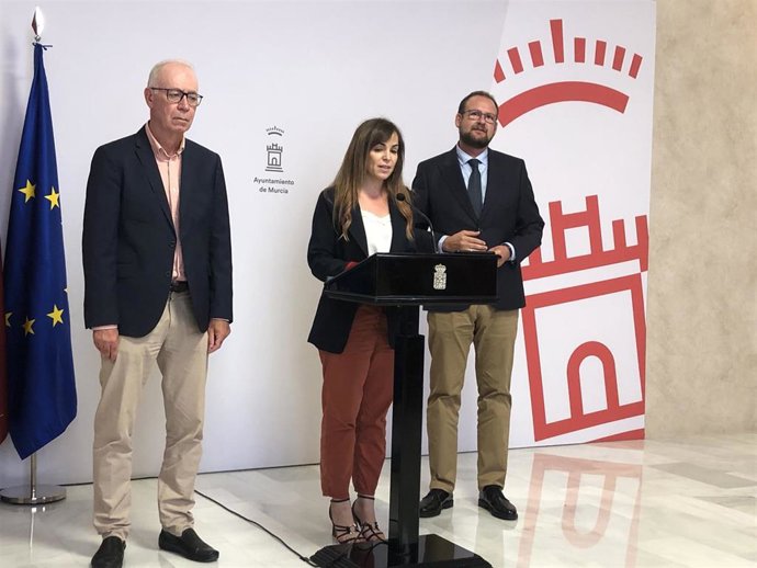 Los concejales Antonio Navarro y Pepe Guillén, acompañados de la portavoz del equipo de Gobierno del Ayuntamiento de Murcia, Rebeca Pérez