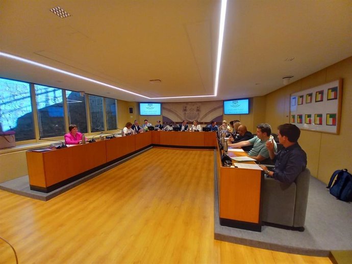 La oposición tilda de "poco concreto" el discurso de León y el PP asegura que "genera confianza al tejido empresarial"