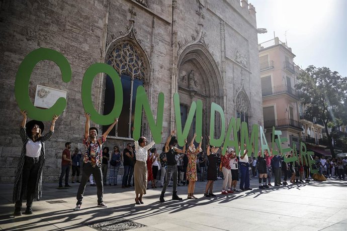 Un grupo de personas sujeta varias letras durante el acto de presentación de inicio de temporada teatral, en la Plaza del Mercat, a 29 de septiembre de 2023, en Valencia, Comunidad Valenciana (España).