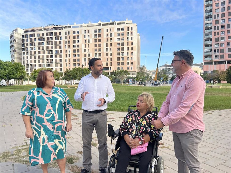El secretario general del PSOE de Málaga y portavoz socialista en el Ayuntamiento de la capital, Daniel Pérez; junto con los concejales socialistas Carmen Martín y Jorge Quero, y Nieves García, militante de la agrupación socialista de Teatinos