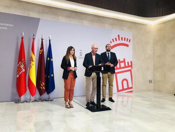 El concejal de Medio Ambiente, Antonio Navarro, junto a la portavoz del equipo de Gobierno del Ayuntamiento de Murcia, Rebeca Pérez; y el concejal Pepe Guillén