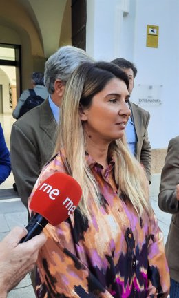 La consejera de Gestión Forestal y Mundo Rural de la Junta de Extremadura, Camino Limia, en declaraciones a los medios en la Asamblea