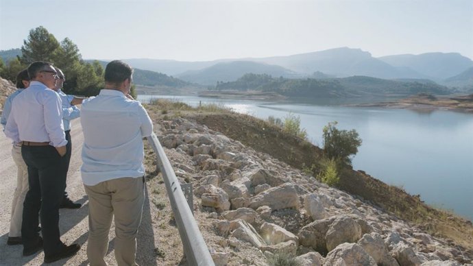 El portavoz de Vox en el Parlamento de Andalucía, Manuel Gavira, este viernes en su visita a la presa de Siles (Jaén).