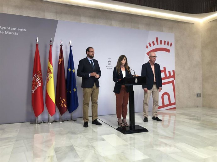 La portavoz del equipo de Gobierno del Ayuntamiento de Murcia, Rebeca Pérez, acompañada de los ediles Pepe Guillén y Antonio Navarro