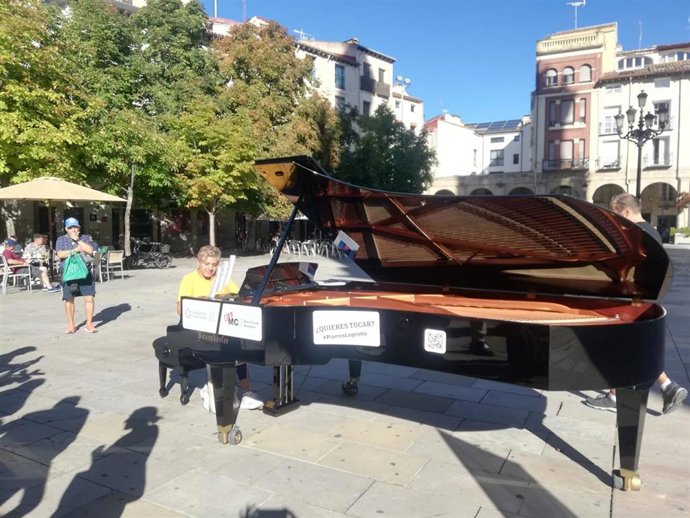 Una 'espontánea' participando en la iniciativa 'Tu ciudad se llena de pianos'