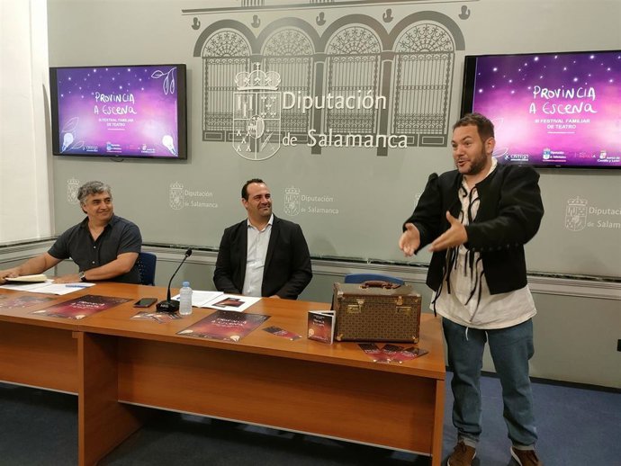El coordinador Manuel González, el diputado David Mingo y el actor Antonio Velasco, de izquierda a derecha, en la presentación del festival
