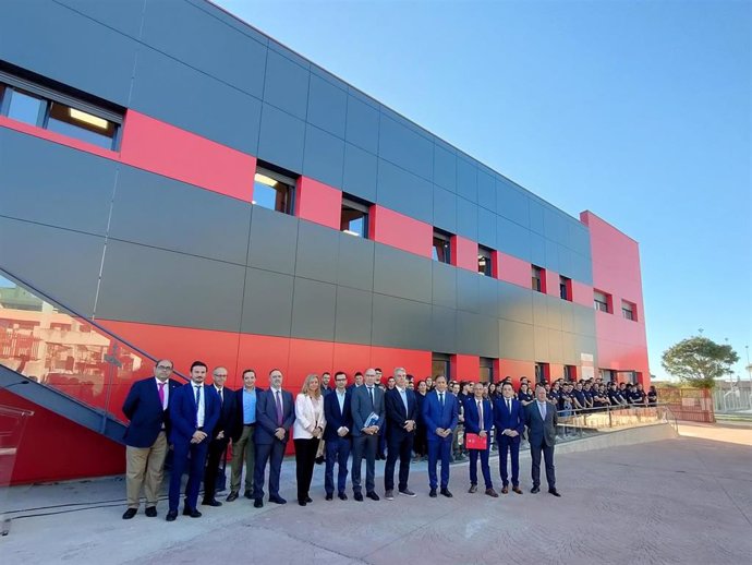 Autoridades y trabajadores en la apertura de las instalaciones del nuevo Centro de Inteligencia Artificial de Salamanca