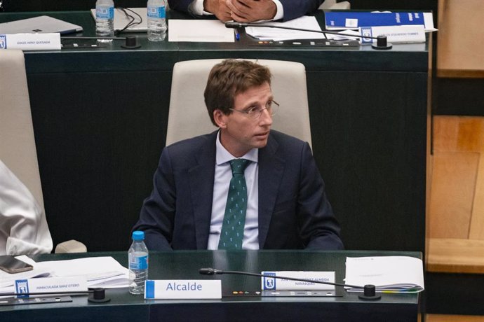 El alcalde de Madrid, José Luis Martínez-Almeida, durante el Pleno del Ayuntamiento de Madrid, en el Palacio de Cibeles