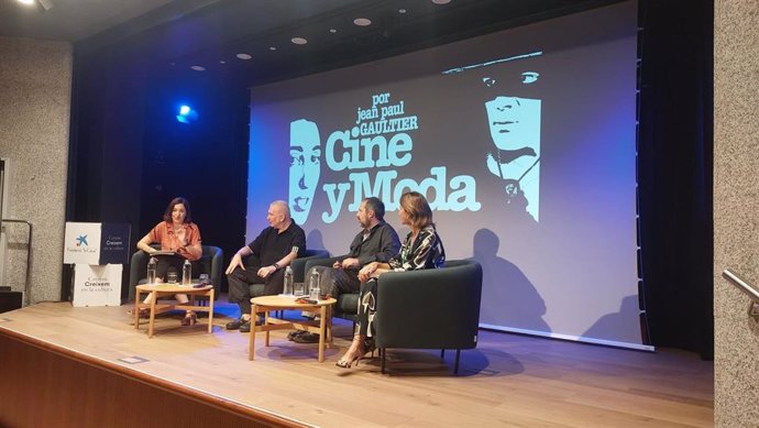 La directora del área de exposiciones y colecciones de la Fundación 'la Caixa', Isabel Delgado, la directora del CaixaForum de Palma, Margarita Pérez-Villegas, el diseñador Jean Paul Gaultier y el experto en cine Matthieu Orléan.