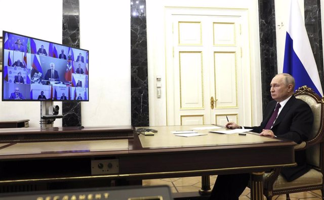 El presidente de Rusia, Vladimir Putin, atiende una videoconferencia.