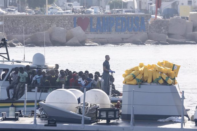 Un grupo de migrantes y refugiados llega a la isla italiana de Lampedusa