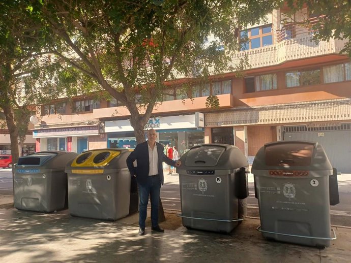 El concejal de Medio Ambiente en Alicante, Manuel Villar, con los nuevos contenedores.