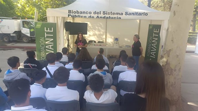 Los investigadores de la sanidad pública de Andalucía muestran su actividad en 'La Noche de los Investigadores'.