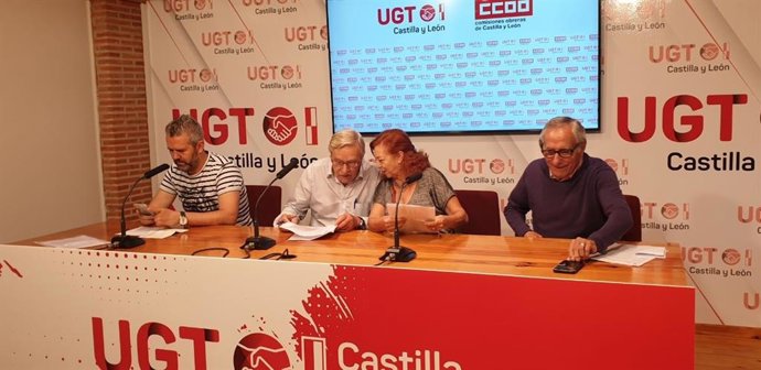 El secretario de UJP-UGT Valladolid, Julio Guati; el secretario de Acción Sindical y coordinador del Diálogo Social, Raúl Santa Eufemia; la secretaria general de CCOO de Pensionistas, María Soledad, y el secretario de org regional de CCOO, Lorenzo Rubio