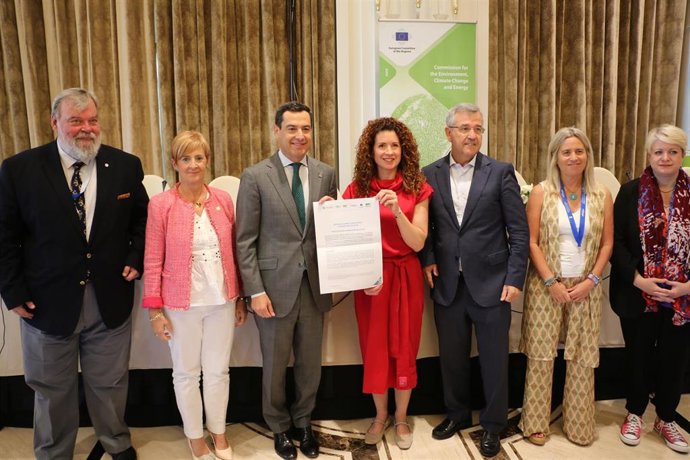 La consejera de Desarrollo Económico, Sostenibilidad y Medio Ambiente, Arantxa Tapia, junto a participantes en el  Comité de Regions 4 celebrado en Málaga.
