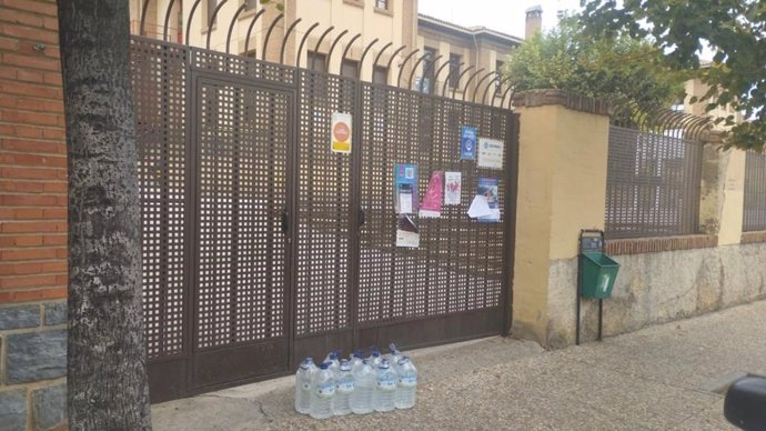 El Ayuntamiento de Tarazona entrega agua embotellada a los centros con comedor escolar