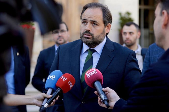 El presidente del PP en C-LM, Paco Núñez, atiende a los medios en Cuenca.
