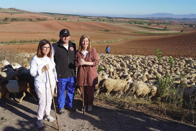 La directora General de Agricultura y Ganadería, María Jesús Miñana; el ganadero David Ceballos y la consejera de Agricultura, Ganadería, Mundo Rural y Medio Ambiente, Noemí Manzanos, posan tras realizar un tramo de trashumancia entre Villar y Matute