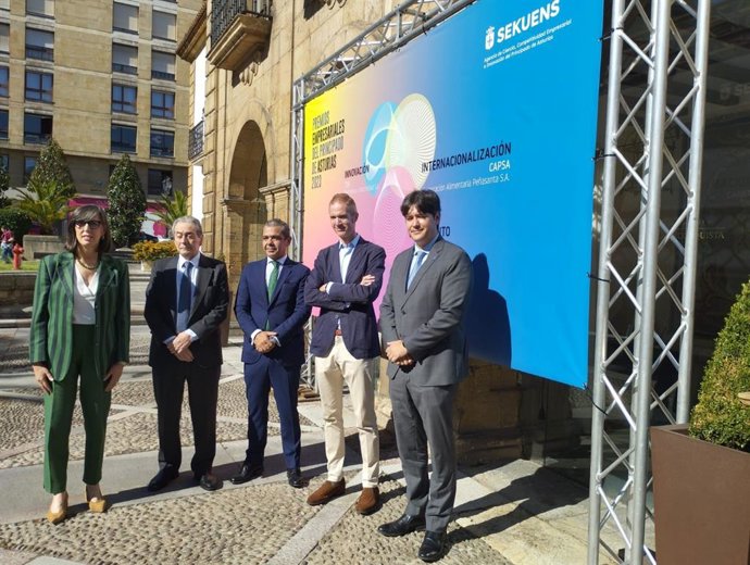 El consejero de Ciencia, Empresas, Formación y Empleo, Borja Sánchez, y la consejera de Transición Ecológica, Industria y Desarrollo Económico, Nieves Roqueñí, junto a los galardonados en los Premios Empresariales del Principado de Asturias 2023.