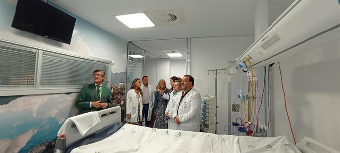 Eva Pajares visita la UCI del Hospital de La Línea.
