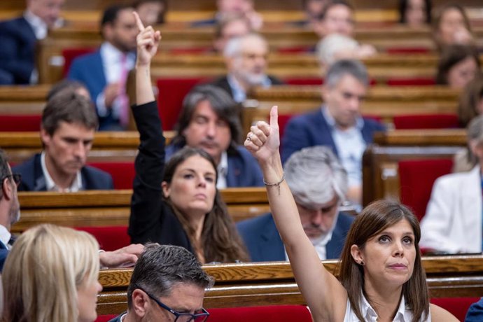 La portavoz de Junts en el Parlament, Mnica Sales (3d), y la secretaria general de ERC, Marta Vilalta (1d), votan durante el tercer Debate de Política General de la legislatura, en el Parlament de Catalunya, a 29 de septiembre de 2023, en Barcelona, Ca