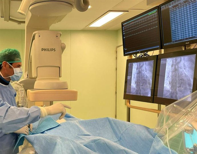 Imagen de archivo de una intervención en sala de hemodinámica en uno de los hospitales QuirónSalud.