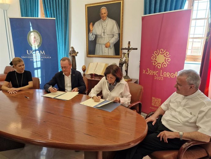 María Dolores García, presidenta de la UCAM, y Ramón Mateos, presidente del Comité Organizador del Encuentro, firman el convenio, acompañados por Rosa Medina, edil del Ayuntamiento de Lorca, y José Alberto Cánovas, vicerrector de Asuntos Religiosos