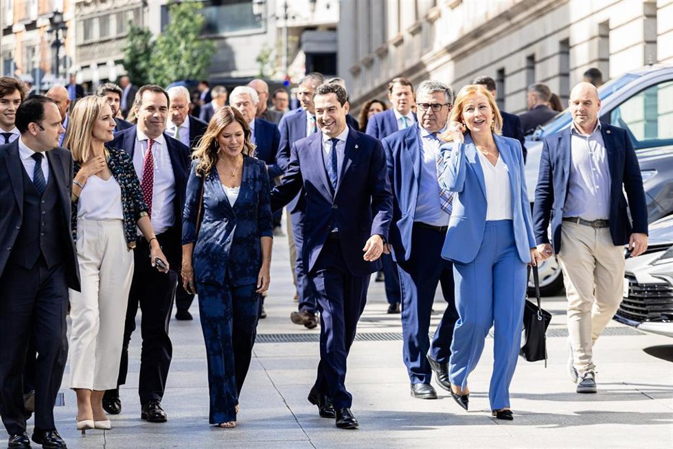 El presidente de la Junta de Andalucía, Juanma Moreno, en una imagen de 26 de septiembre a su llegada a la primera sesión del debate de investidura de Alberto Núñez Feijóo.