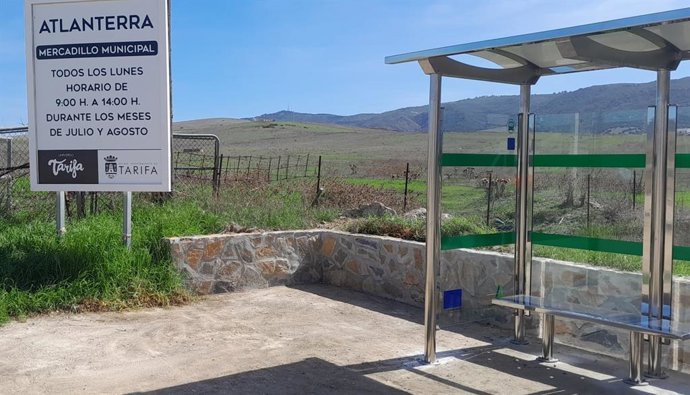 Colocan una nueva marquesina en una parada de autobús interurbano en Atlanterra