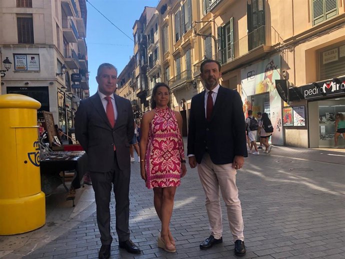 El conseller de Empresa, Empleo y Energía, Alenjandro Sáenz de San Pedro, junto a la presidenta de la Comisión de comercio interior de la Cámara de Comercio de Mallorca, Joana Manresa, y el director general de Empresa José Antonio Caldés.