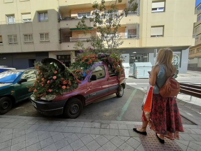 Intervención artística sobre un coche en el Barrio del Oeste de Salamanca