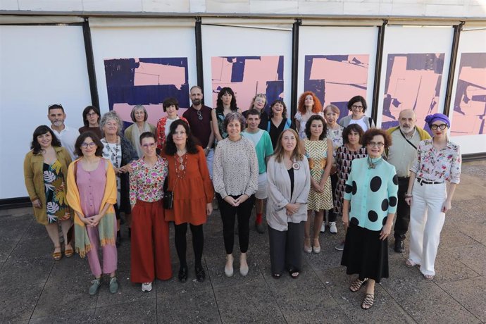 La consejera Esnaola, junto a artistas y participantes en la exposición 'Otras liturgias'.