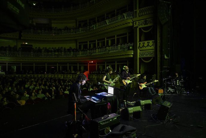 La música de J, de Los Planetas, y el cine de Zulueta se citan en la antesala de la Seminci con el concierto Plena Causa