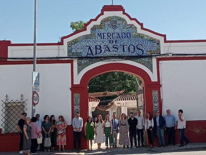 Foto de familia en el mercado de abastos de Coria del Río con motivo de la entrega de premios de la Cátedra Metropol-Parasol.