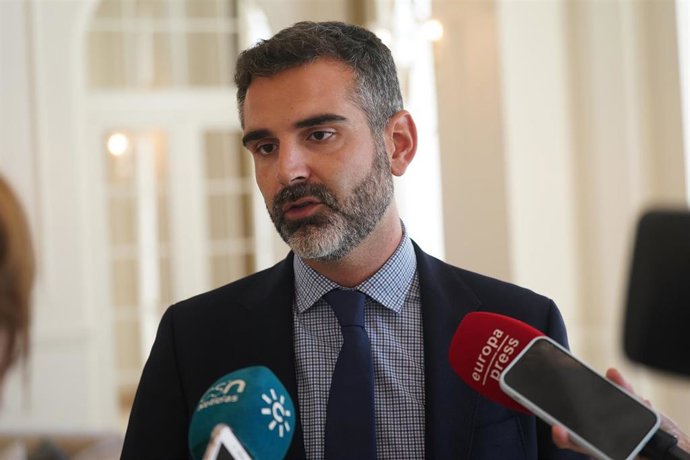 El consejero de Sostenibilidad, Medio Ambiente y Economía Azul, Ramón Fernández-Pacheco, atiende a los medios antes de su participación en una ponencia en el marco del Comité Europeo de las Regiones. (Foto de archivo).
