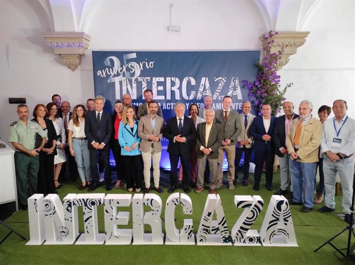 El presidente de la Diputación de Córdoba, Salvador Fuentes (centro), entre otras autoridades, en la inauguración oficial de Intercaza.