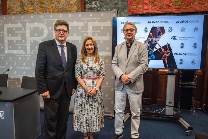 El consejero de Cultura del Cabildo de Tenerife, José Carlos Acha, la presidenta, Rosa Dávila y el director honorario de la OST, Víctor Pablo Pérez, en la presentación de la programación cultural del Auditorio con motivo de su vigésimo aniversario