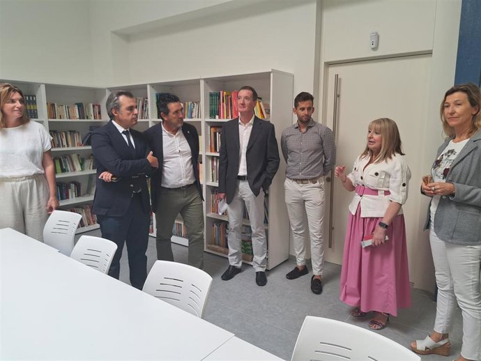 El conseller de Educación y Universidades, Antoni Vera, visita el CEPA Calvi