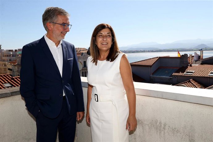 La presidenta de Cantabria, María José Sáenz de Buruaga, y el nuevo presidente de la Autoridad Portuaria de Santander, César Díaz