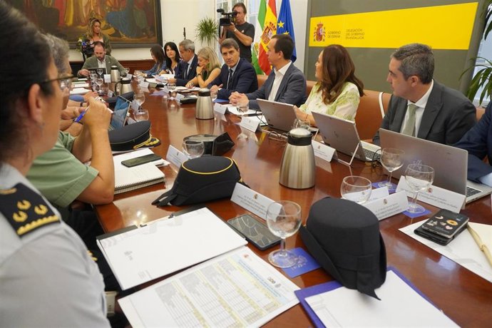 El delegado del Gobierno en Andalucía, Pedro Fernández, preside en Sevilla la Comisión Regional del Plan director para la convivencia y mejora de la seguridad en los centros educativos y sus entornos.
