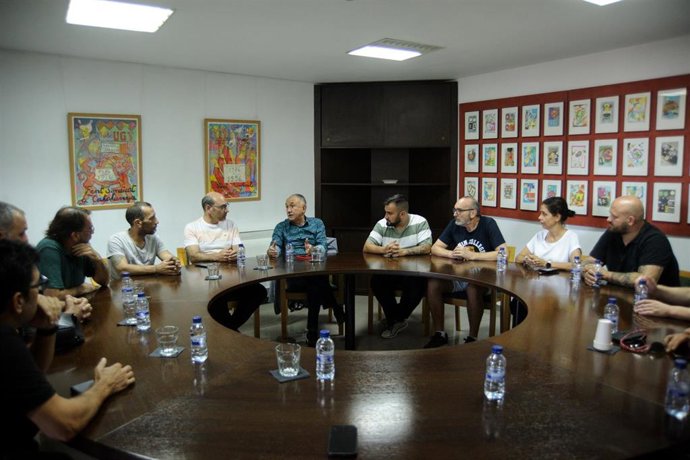 El secretario general de UGT Pepe Álvarez (5d) interviene durante una reunión con la sección sindical en Celsa, a 29 de septiembre de 2023, en Barcelona, Catalunya (España). Los fondos acreedores de Celsa, compañía española de laminación, crearán dos so