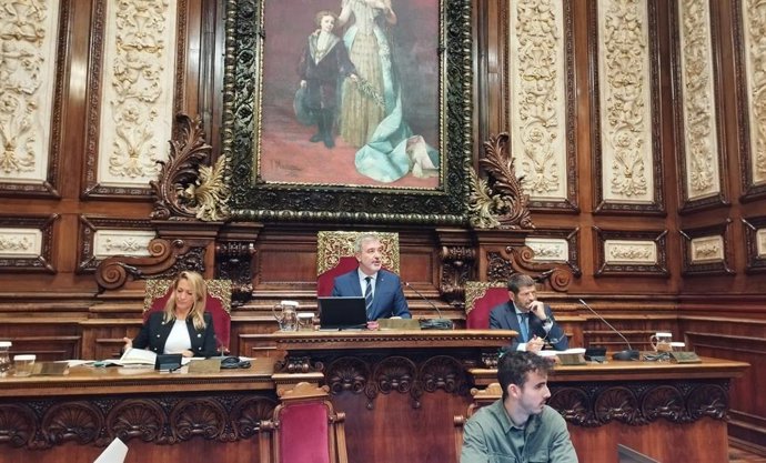 El alcalde de Barcelona, Jaume Collboni, durante el pleno municipal